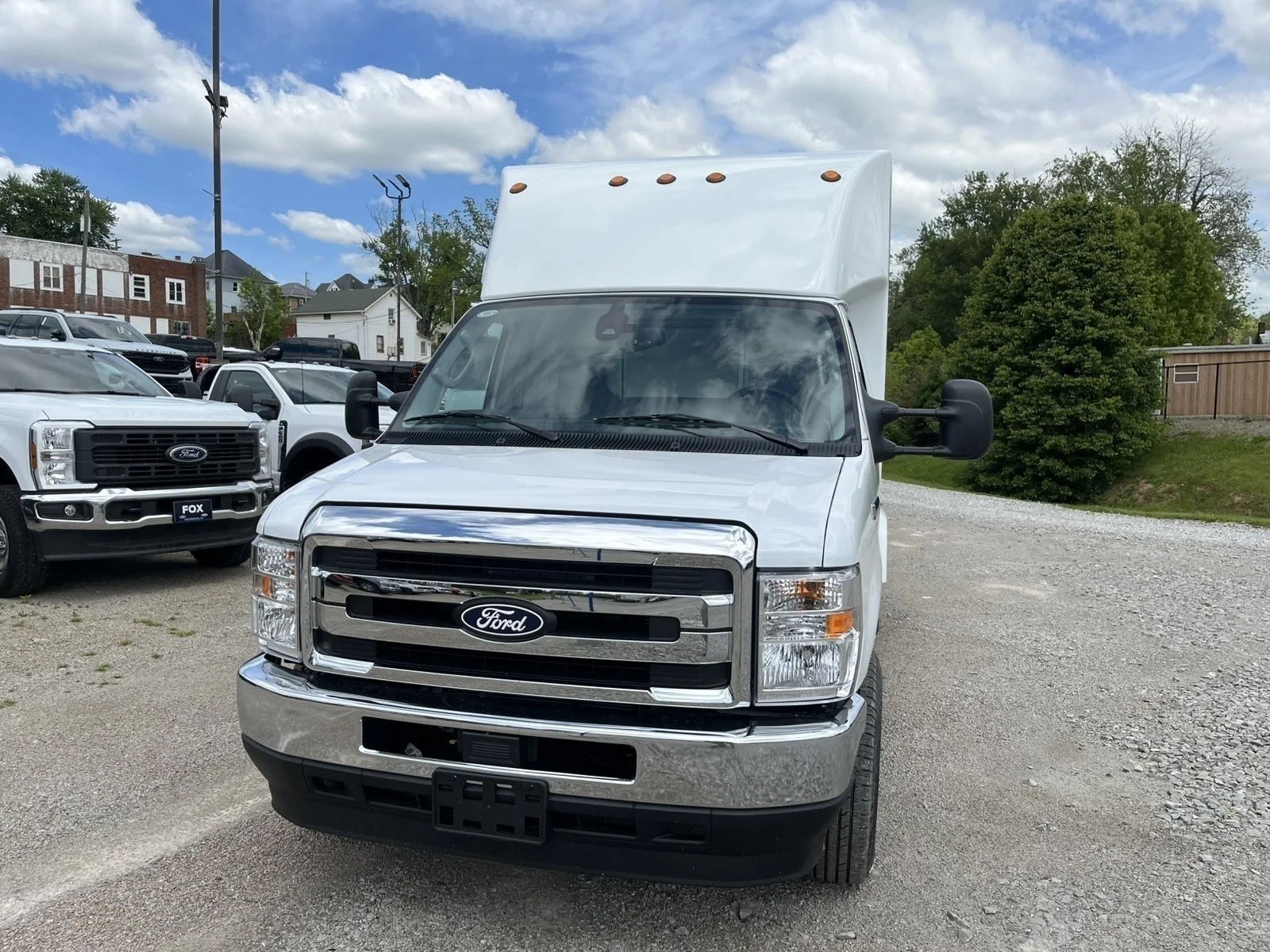 New 2027 Oxford White Ford E-350 SRW image 2