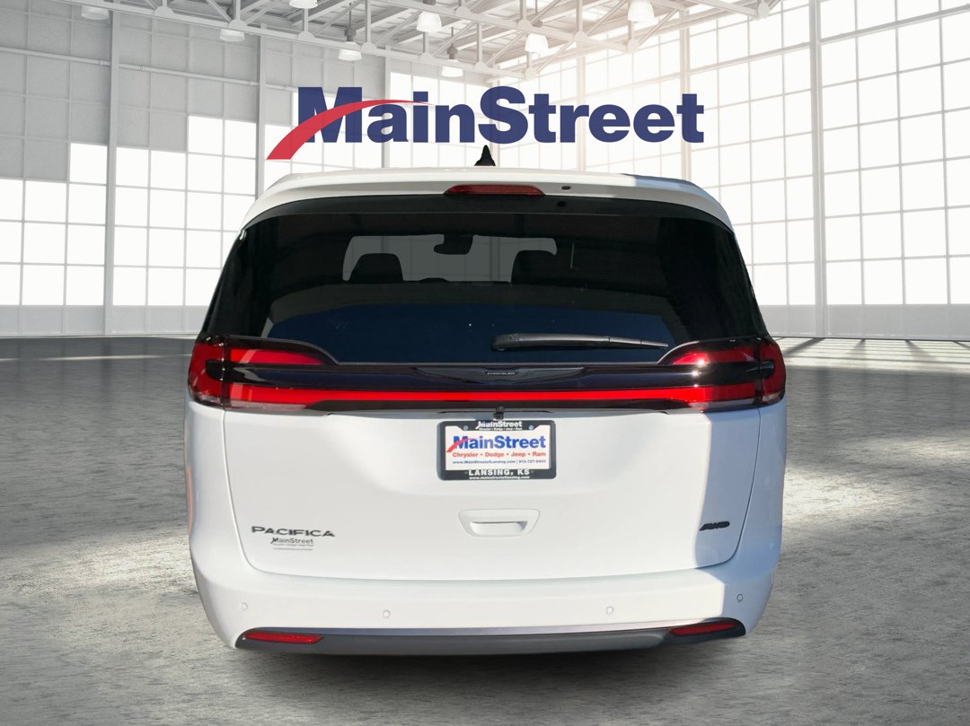 New 2026 Bright White Clear-Coat Exterior Paint Chrysler Select image 4