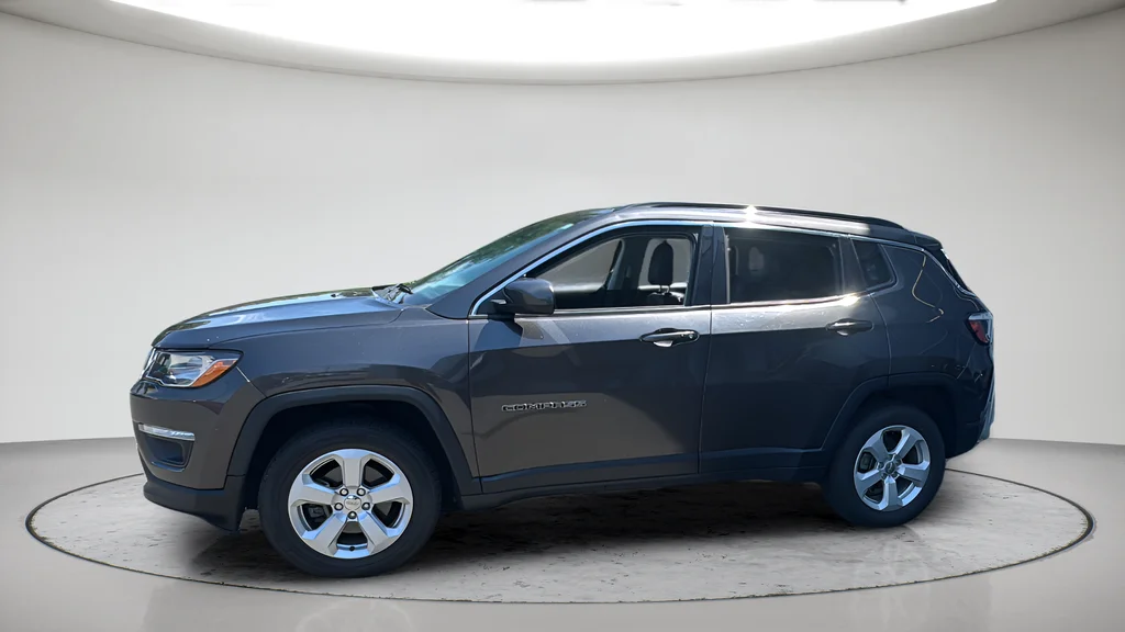 Used 2018 Gray Jeep Latitude image 9
