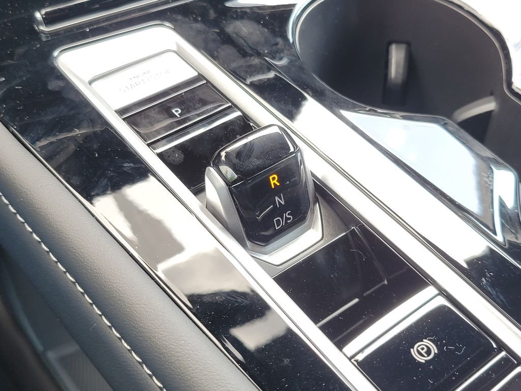 New 2026 White/off-white Volkswagen SE w/Technology image 18