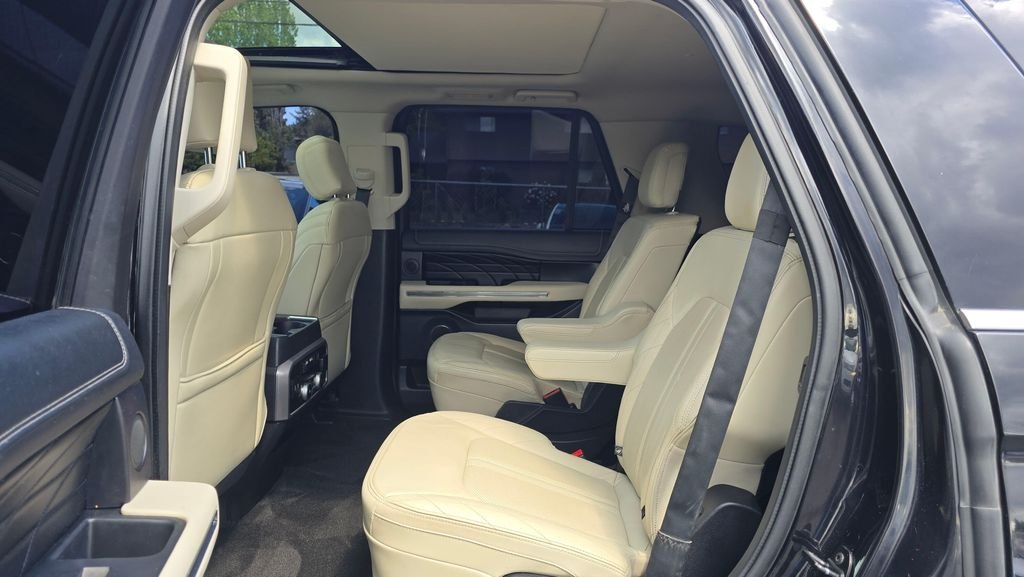 Used 2019 Black Metallic Ford Platinum image 16