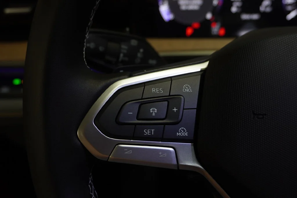 New 2027 Deep Black Volkswagen SE w/Technology image 23