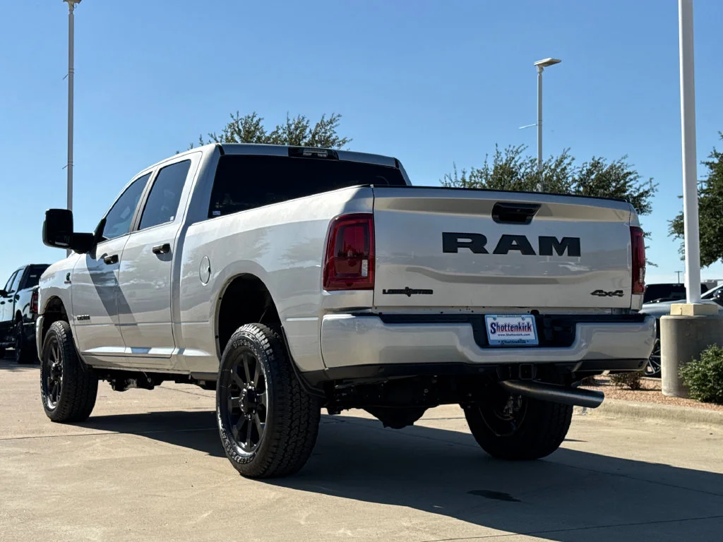 New 2027 Silver-Zynith Exterior Paint RAM Big Horn image 7