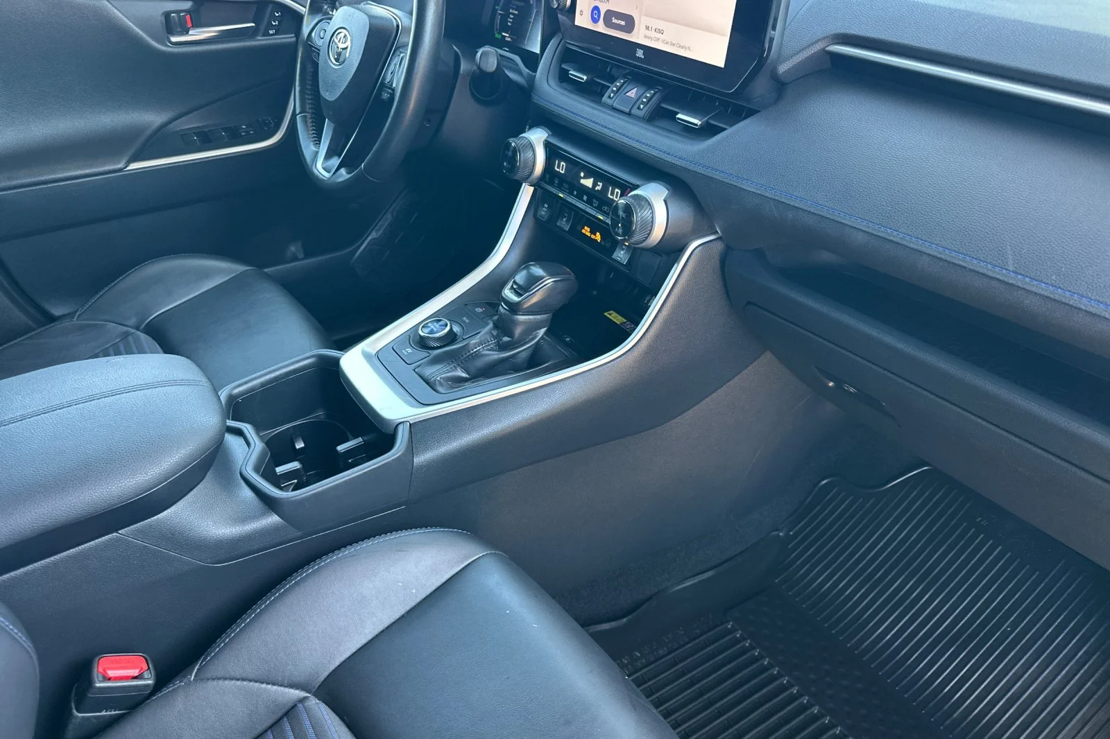 2025 Toyota RAV4 XSE - Photo 22