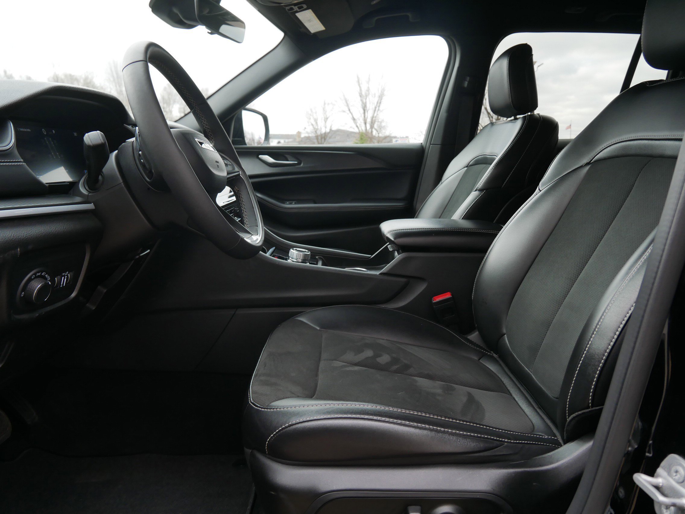 Used 2025 Diamond Black Crystal Pearlcoat Jeep Altitude image 10