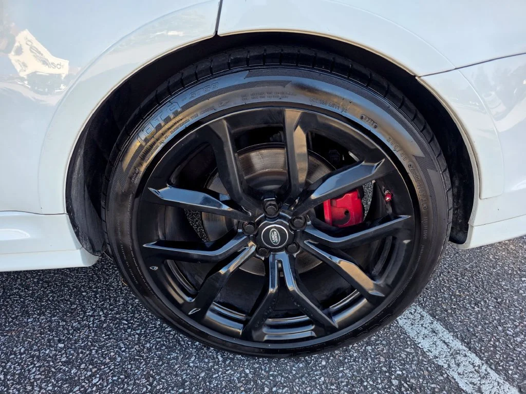Used 2018 White Land Rover SVR image 32