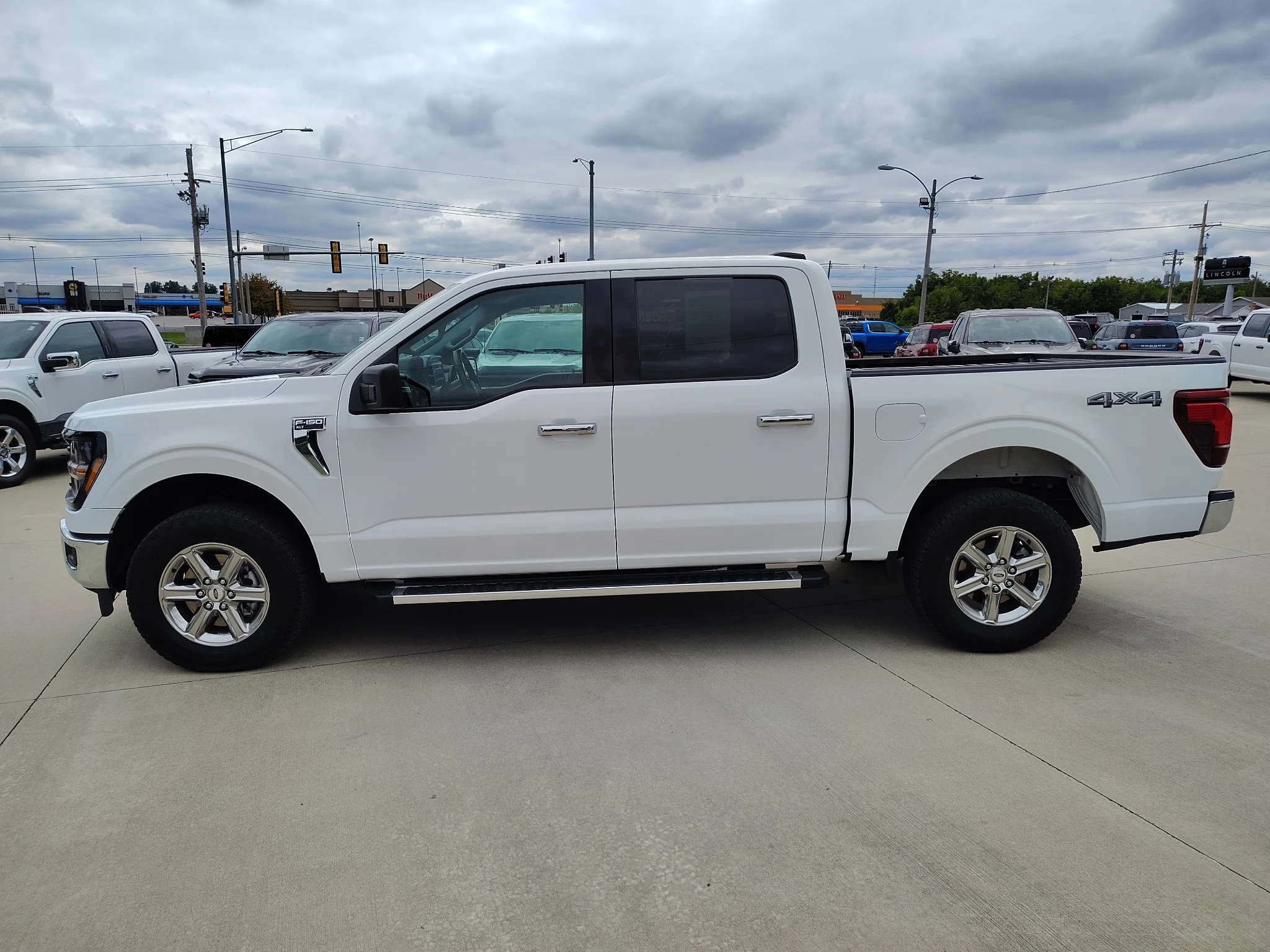 Used 2025 Oxford White Ford XLT image 2
