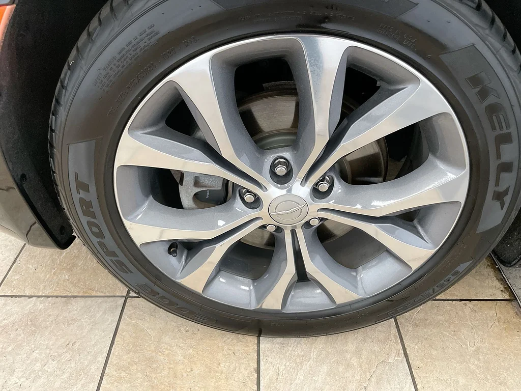 Used 2019 Brilliant Black Crystal Pearl Coat Chrysler Limited image 33