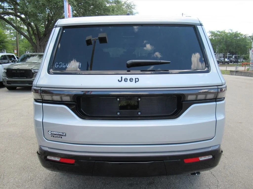 New 2026 Silver-Zynith Exterior Paint Jeep Limited Reserve image 6
