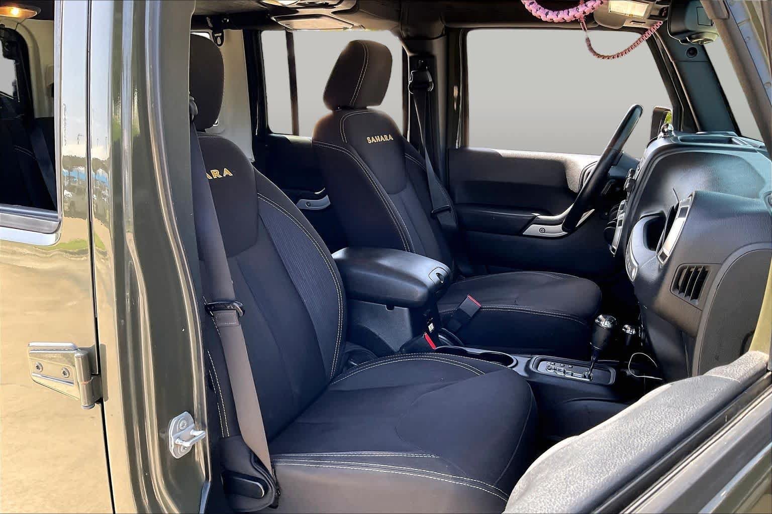Used 2015 Tank Clearcoat Jeep Sahara image 9
