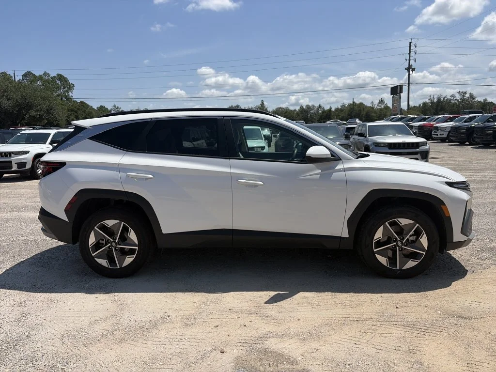 Used 2025 White Hyundai SEL image 7