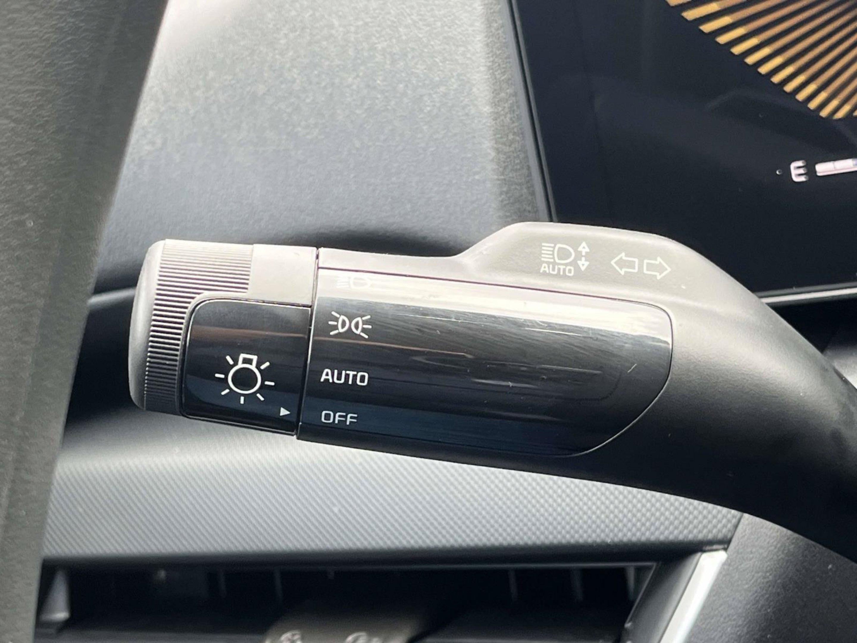 New 2026 Snow White Pearl Kia LXS image 32
