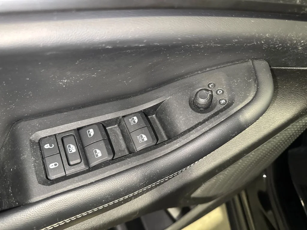 Certified Used 2023 Diamond Black Crystal Pearlcoat Jeep Laredo image 18