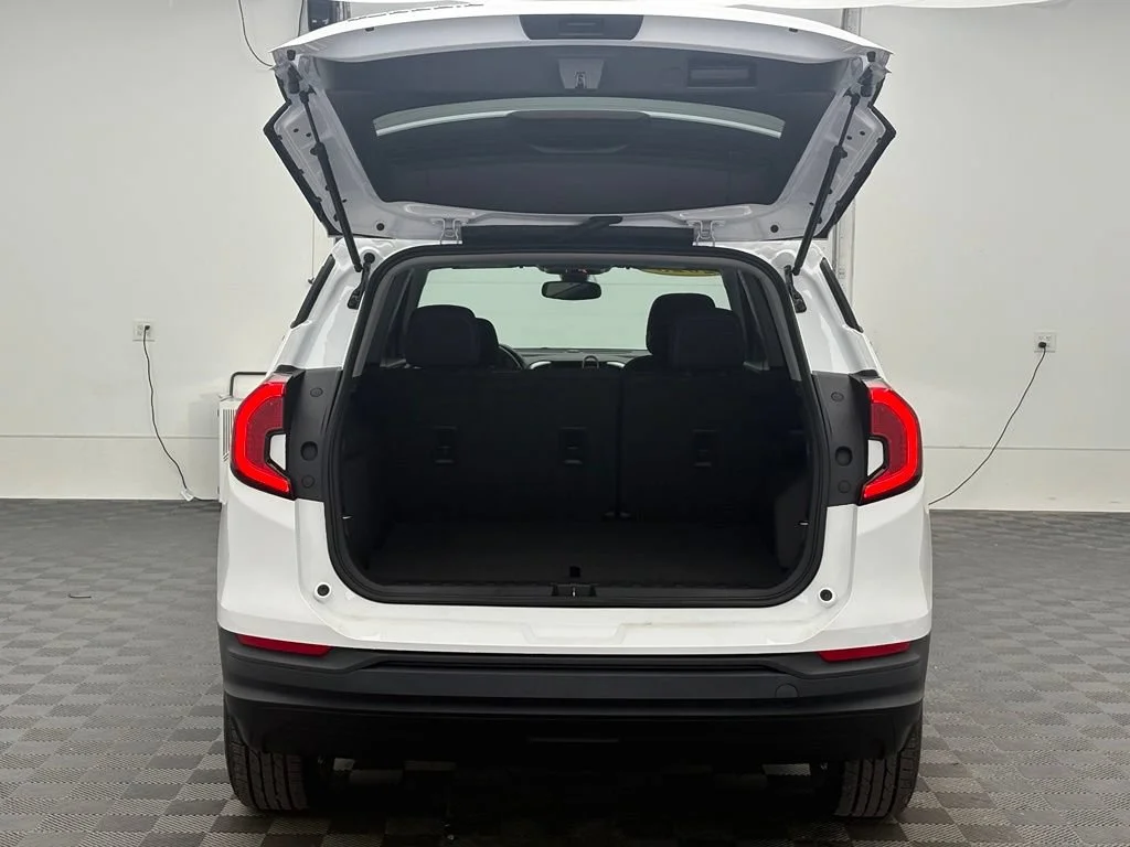 Used 2023 Summit White GMC SLE image 9