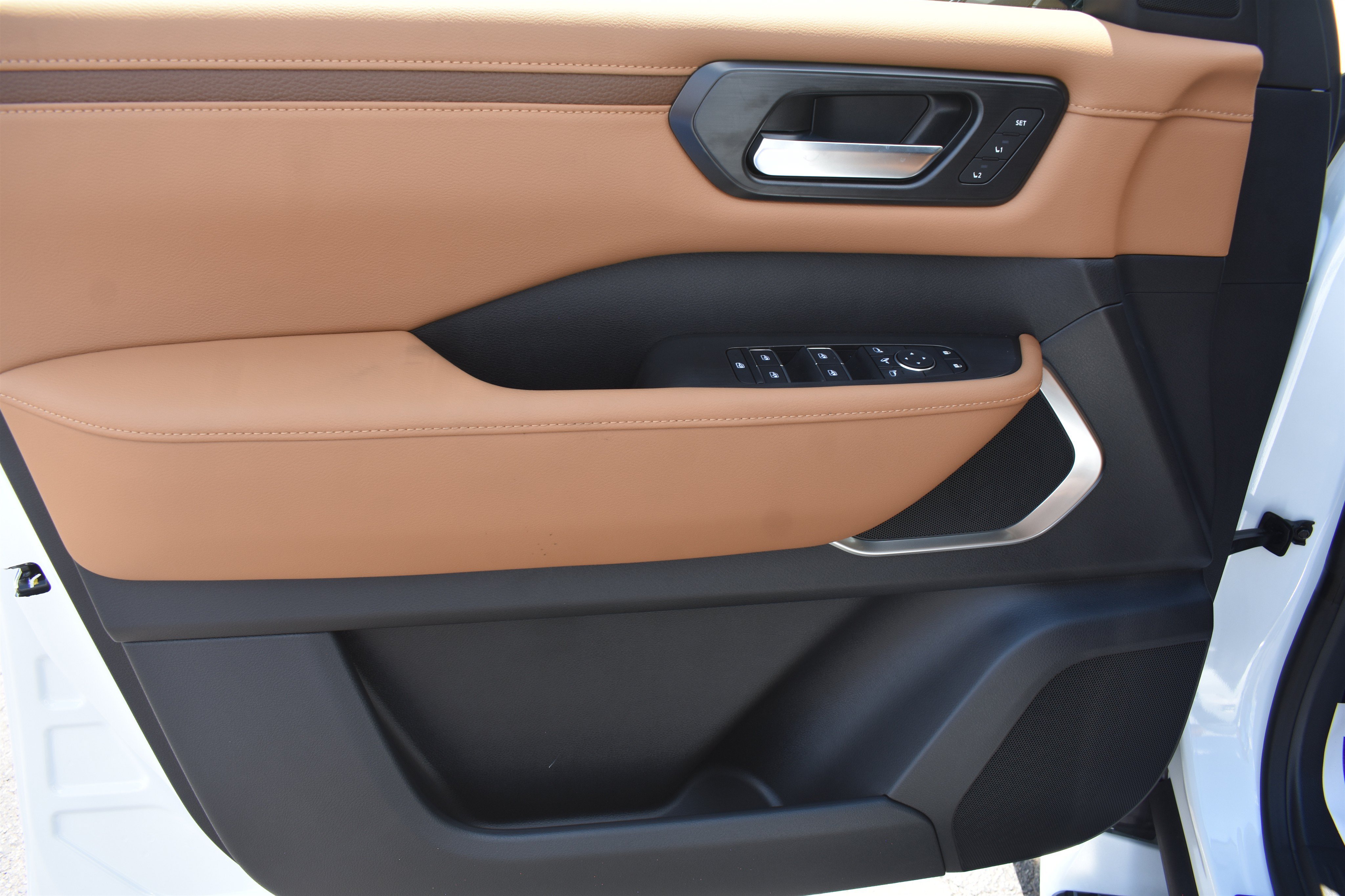 New 2026 Everest White TriCoat / Super Black Two-tone Nissan Platinum Reserve image 11
