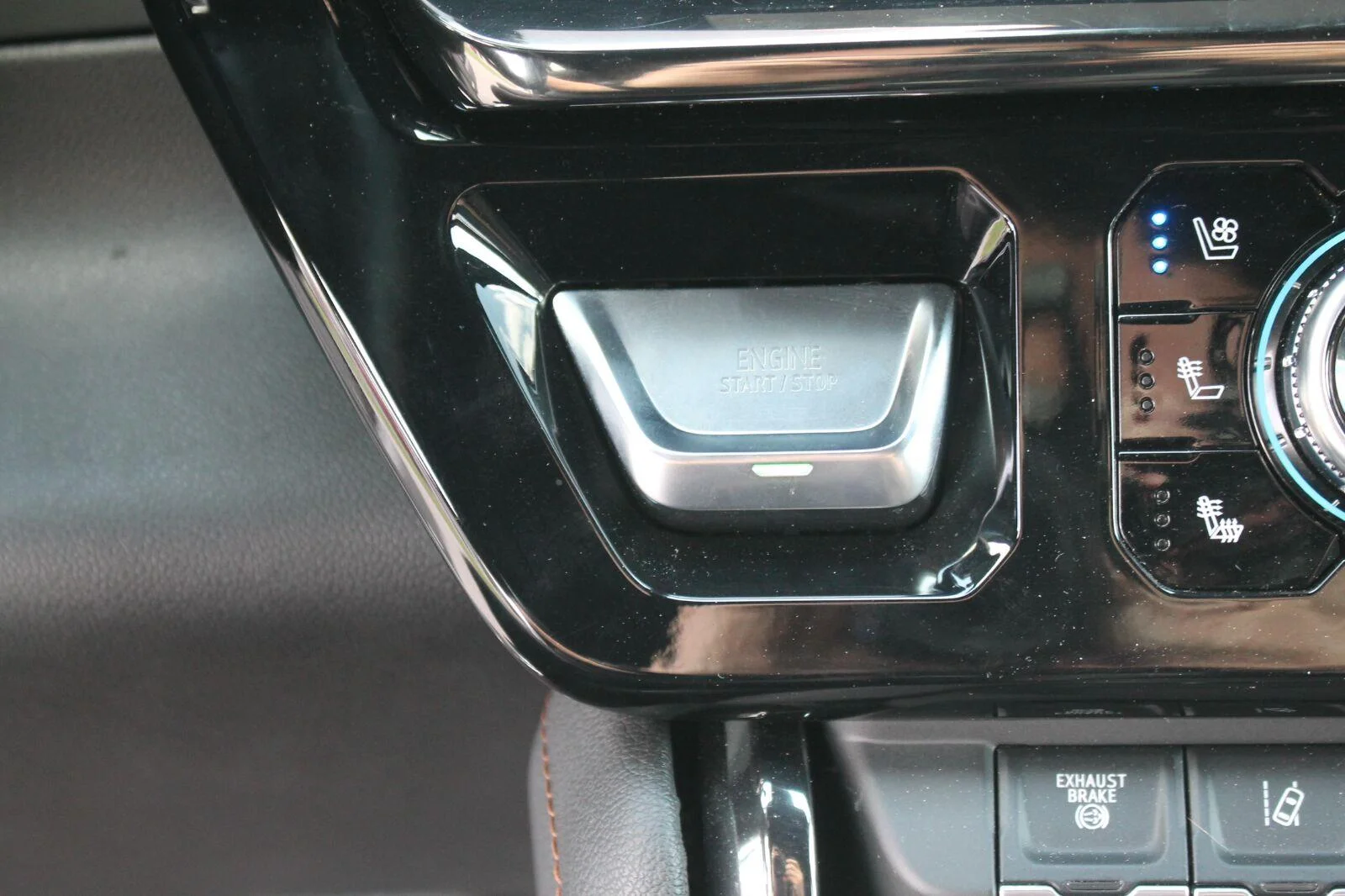 Used 2024 Summit White GMC AT4 image 20