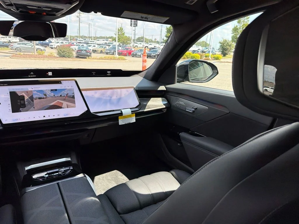 New 2027 Black BMW 740 xDrive image 28