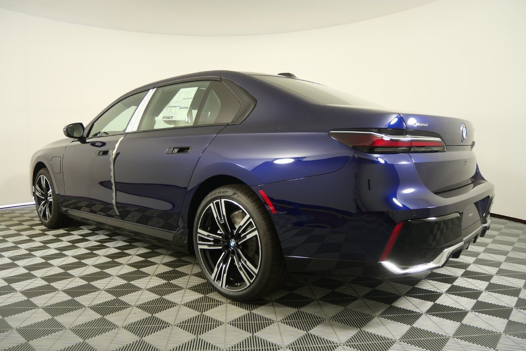 2026 BMW 7 Series 750e - Photo 6