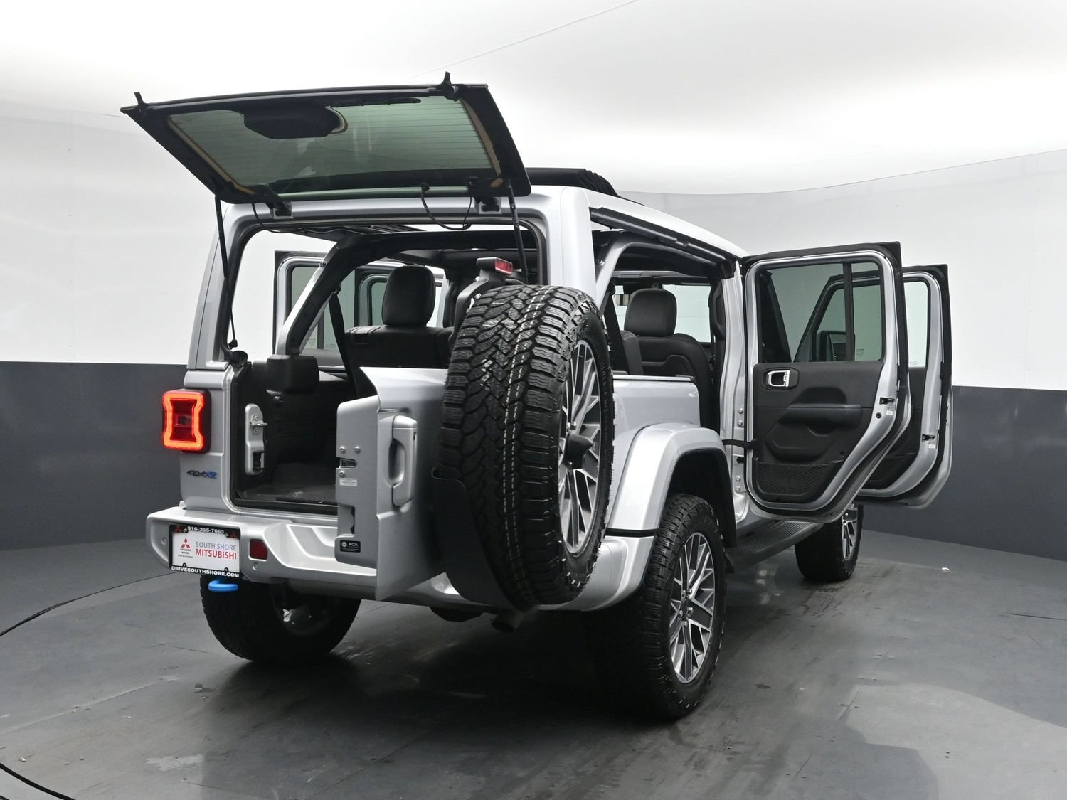 Used 2024 Silver Zynith Clearcoat Jeep High Altitude image 27