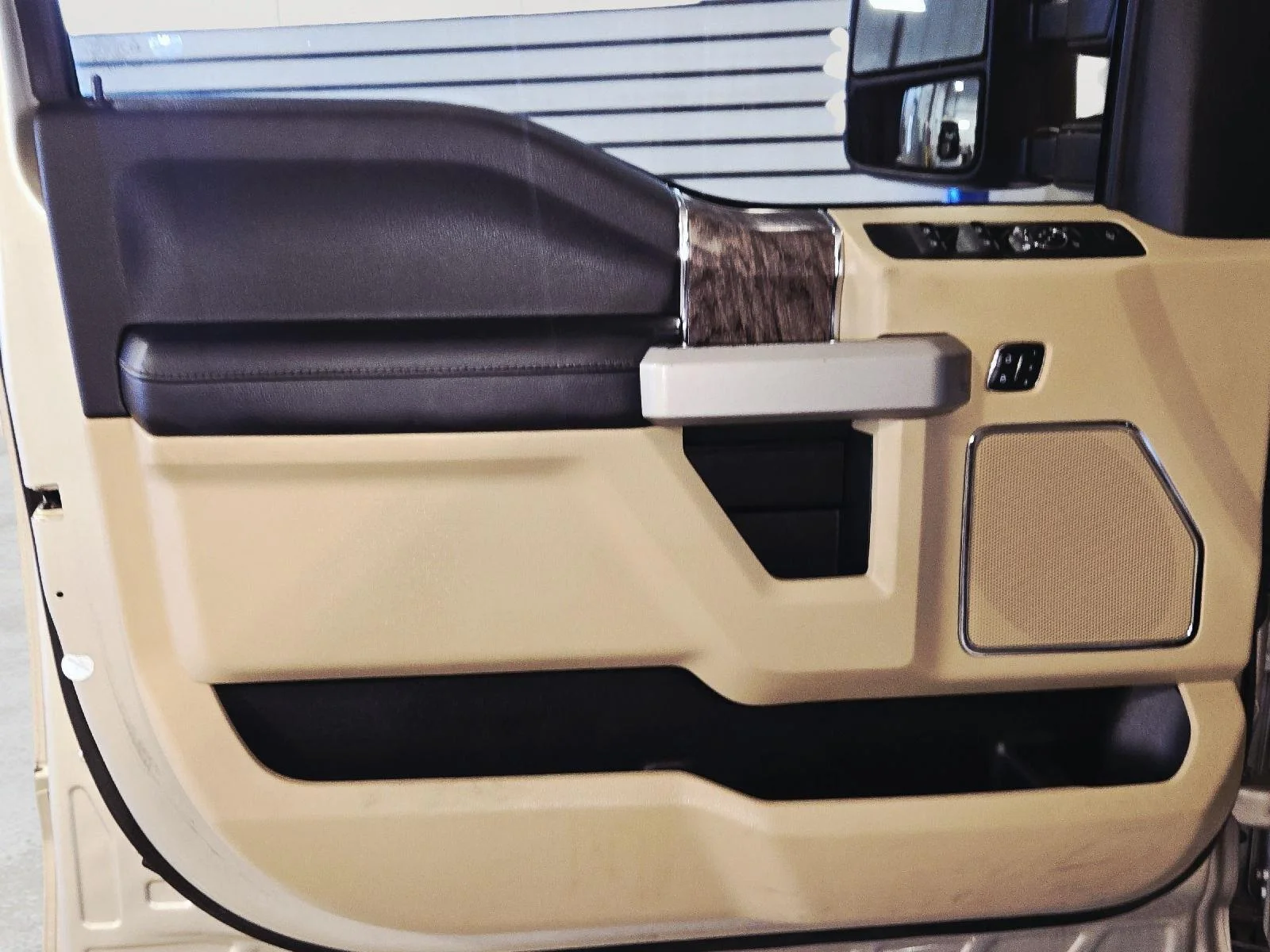 Used 2018 White Gold/Stone Gray Ford Lariat image 12