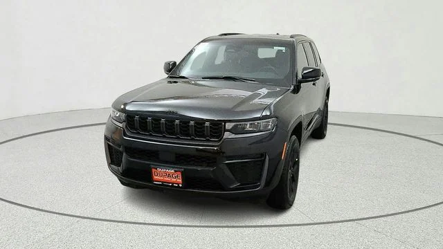 New 2026 Diamond Black Crystal Pearl-Coat Exterior Paint Jeep Laredo Altitude image 3