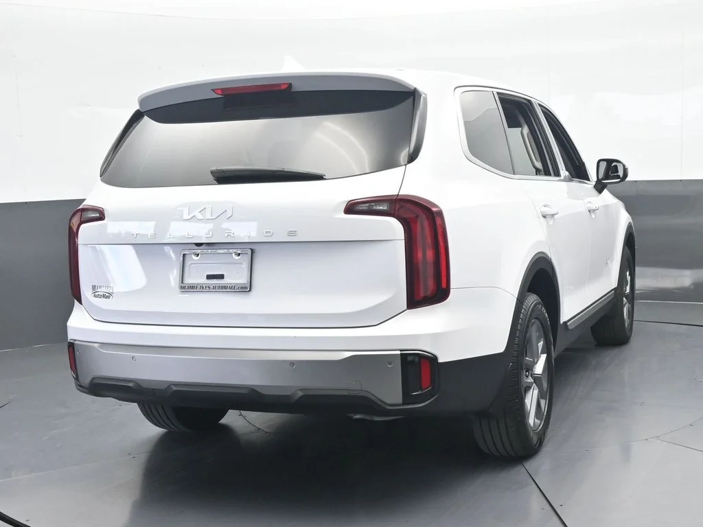 Used 2025 Glacial White Pearl Kia LX image 4