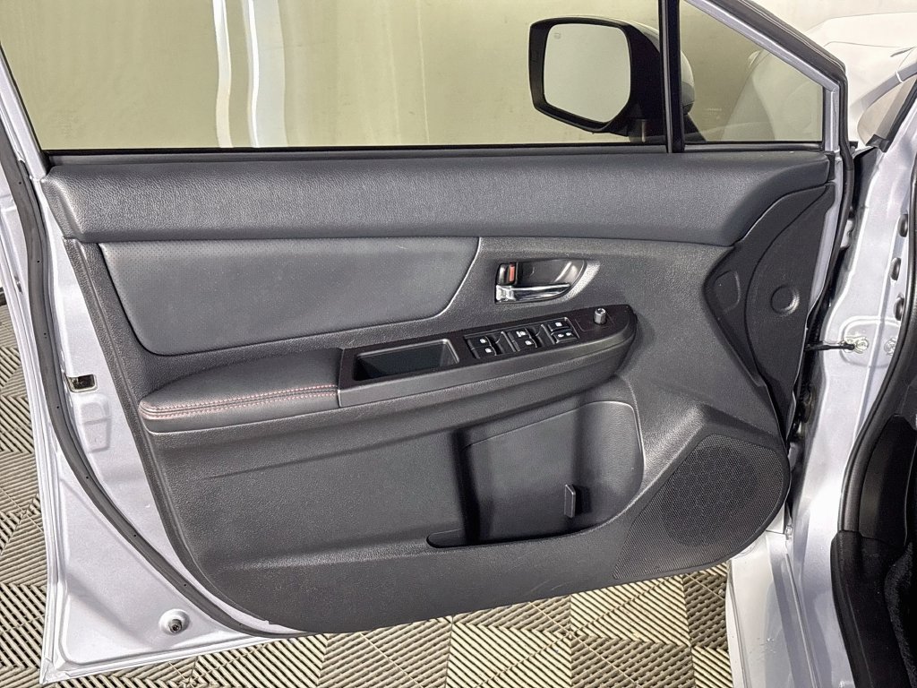 Used 2016 Ice Silver Metallic Subaru Limited image 10