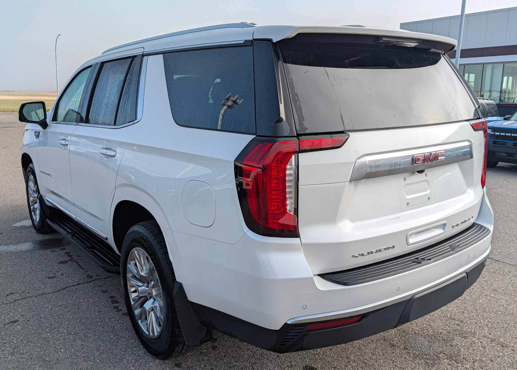 Used 2023 WHITE GMC DENALI 4WD DIESEL LOW KMS image 3