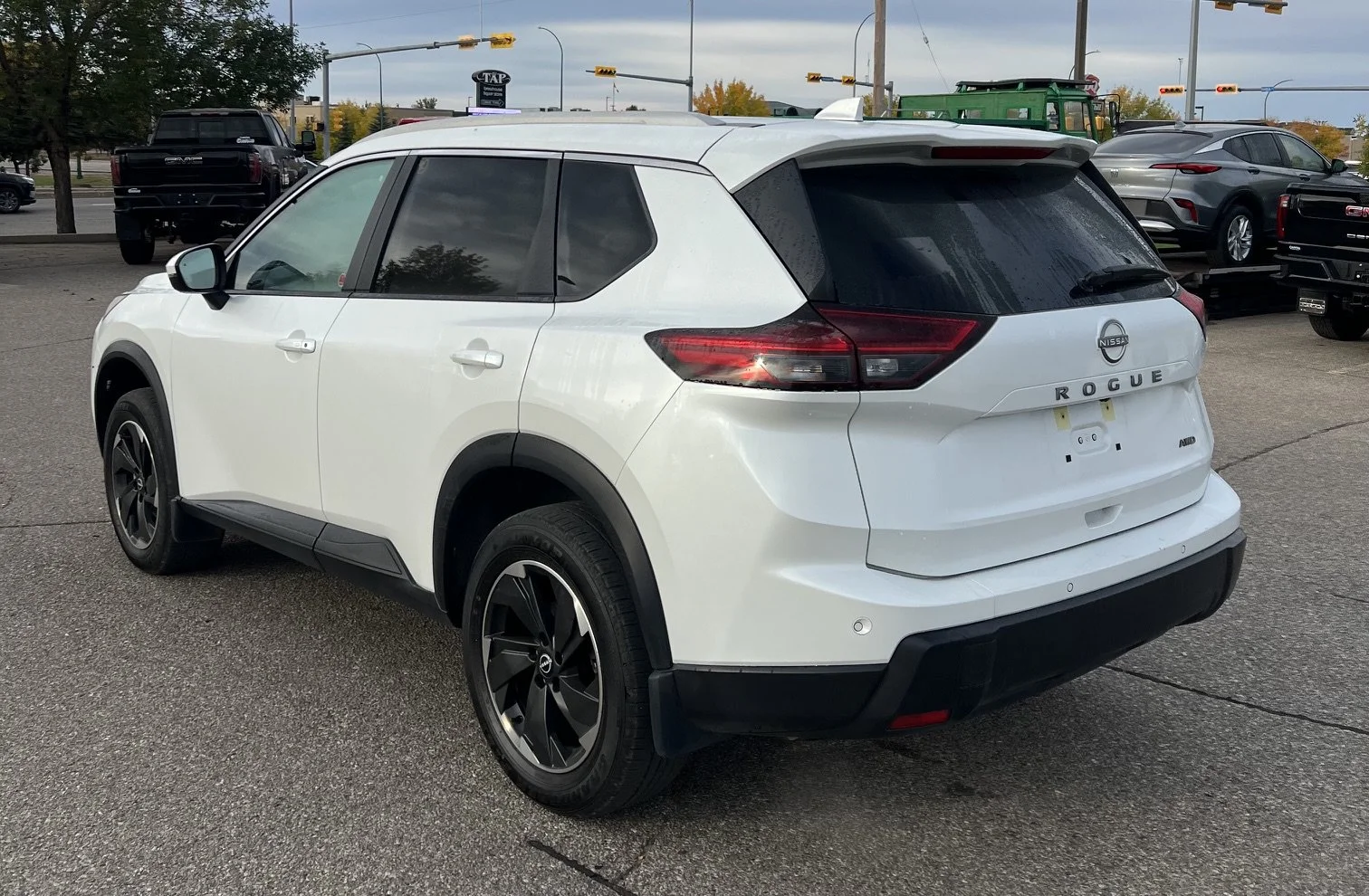 Used 2026 White Nissan SV Moonroof AWD image 3