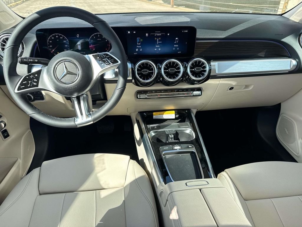 New 2026 Polar White Mercedes-Benz GLB 250 image 8