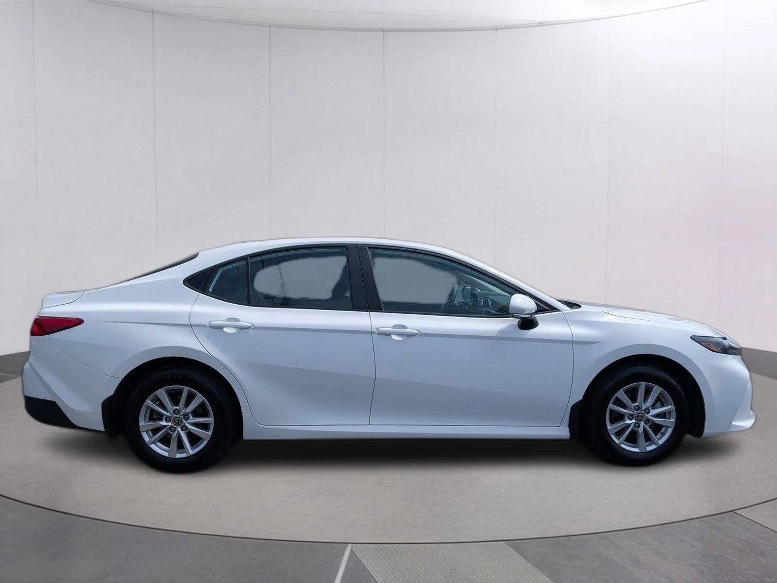 Used 2025 Ice Cap Toyota LE image 6