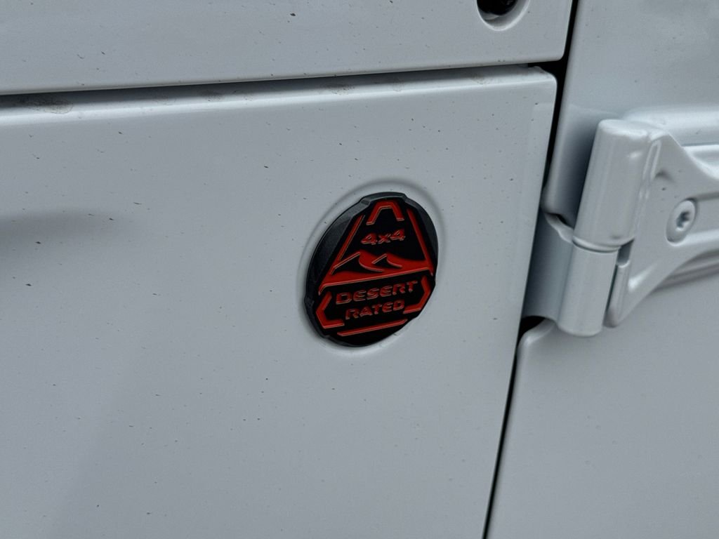 New 2026 Bright White Clear-Coat Exterior Paint Jeep Mojave X image 9