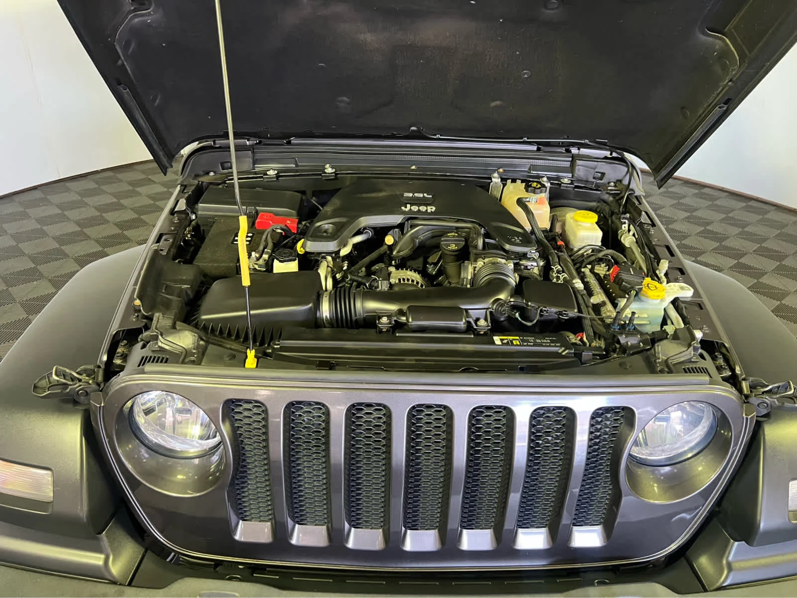 Used 2019 Granite Crystal Metallic Clearcoat Jeep Sport S image 28