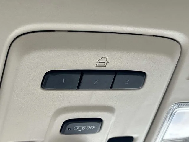 Used 2022 White GMC Denali image 43