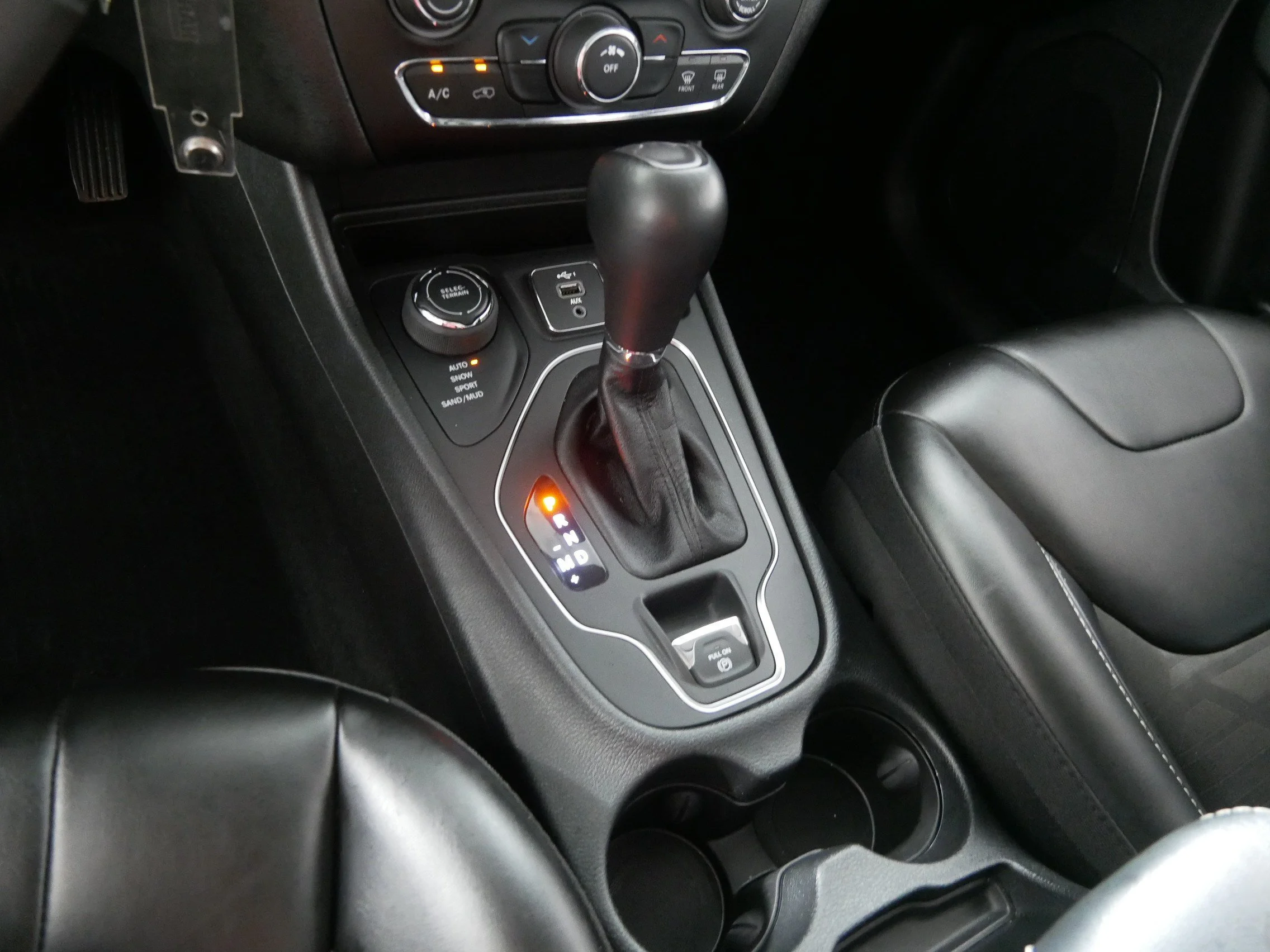 Used 2022 Bright White Clearcoat Jeep X image 24
