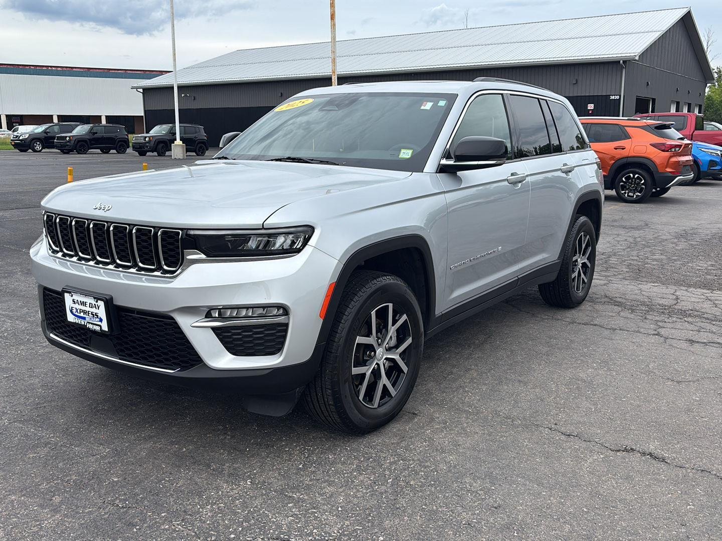 Used 2025 Silver Zynith Jeep Limited image 3