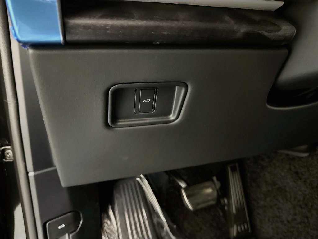 New 2027 Santorini Black Land Rover SE image 10