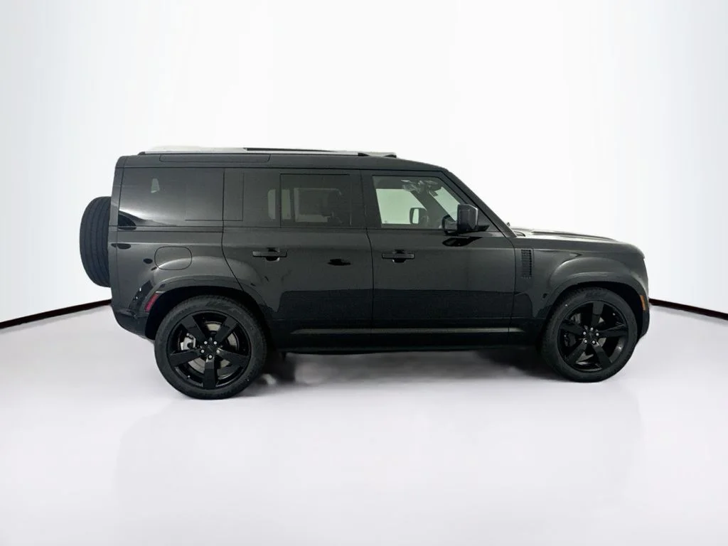 New 2026 Santorini Black Land Rover X-Dynamic SE image 4