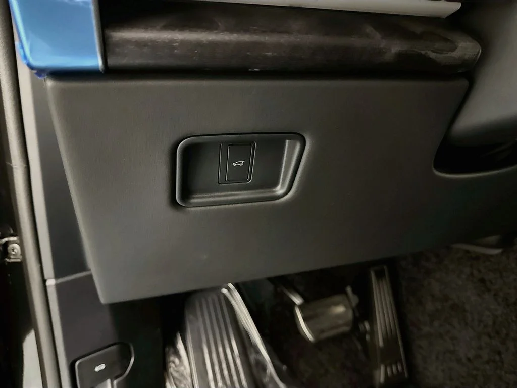 New 2027 Santorini Black Land Rover SE image 10