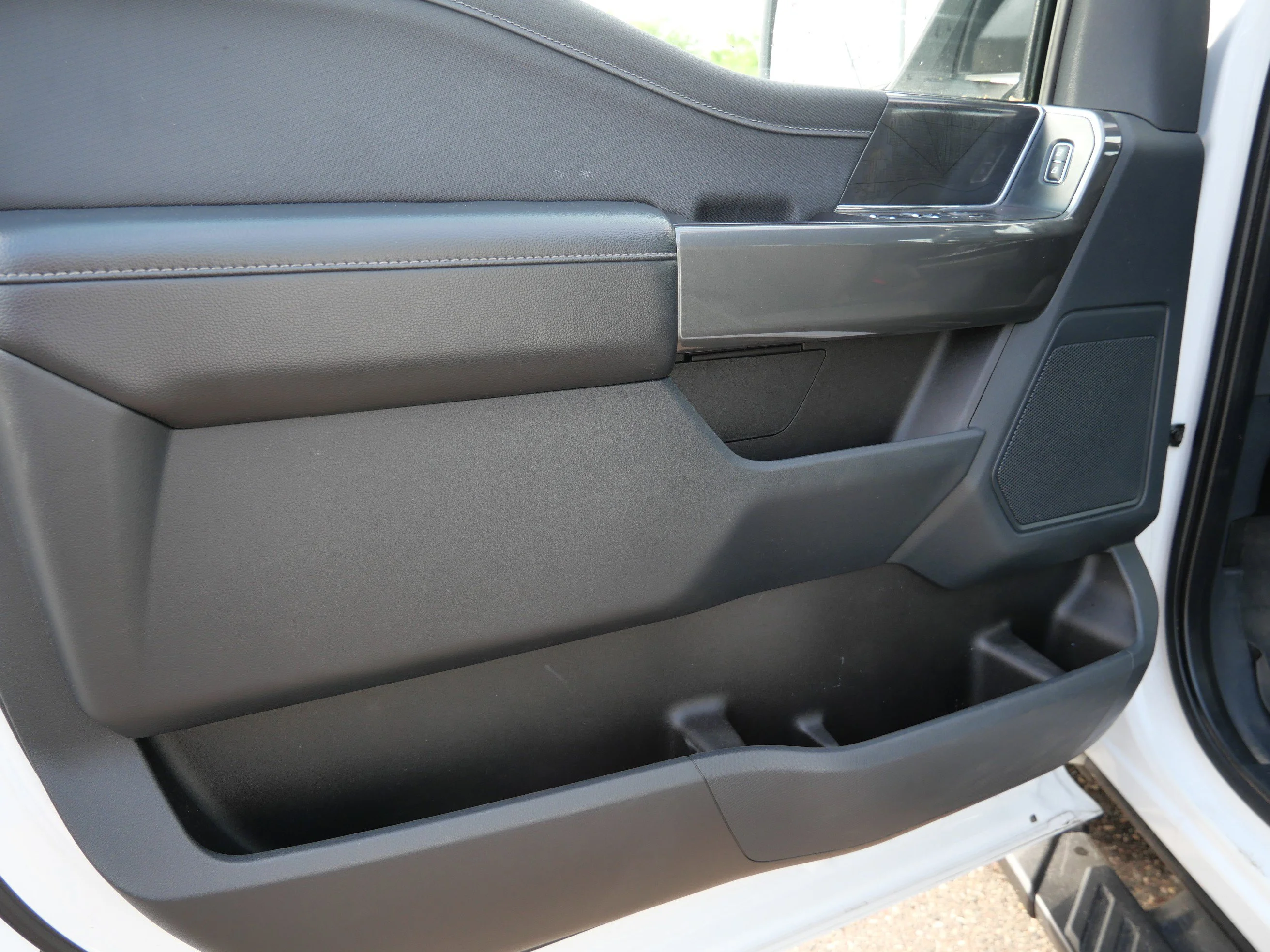Certified Used 2022 Oxford White Clearcoat Ford XLT 4WD SuperCrew 5.5 Box image 11