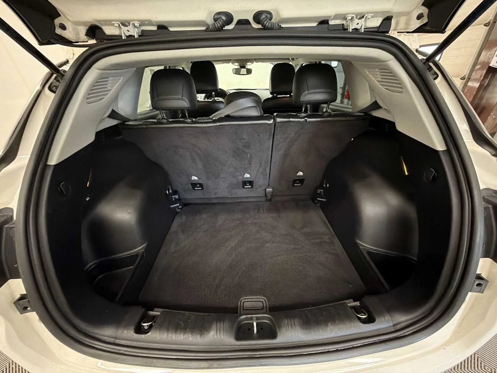 Used 2020 White Clearcoat Jeep Latitude image 19