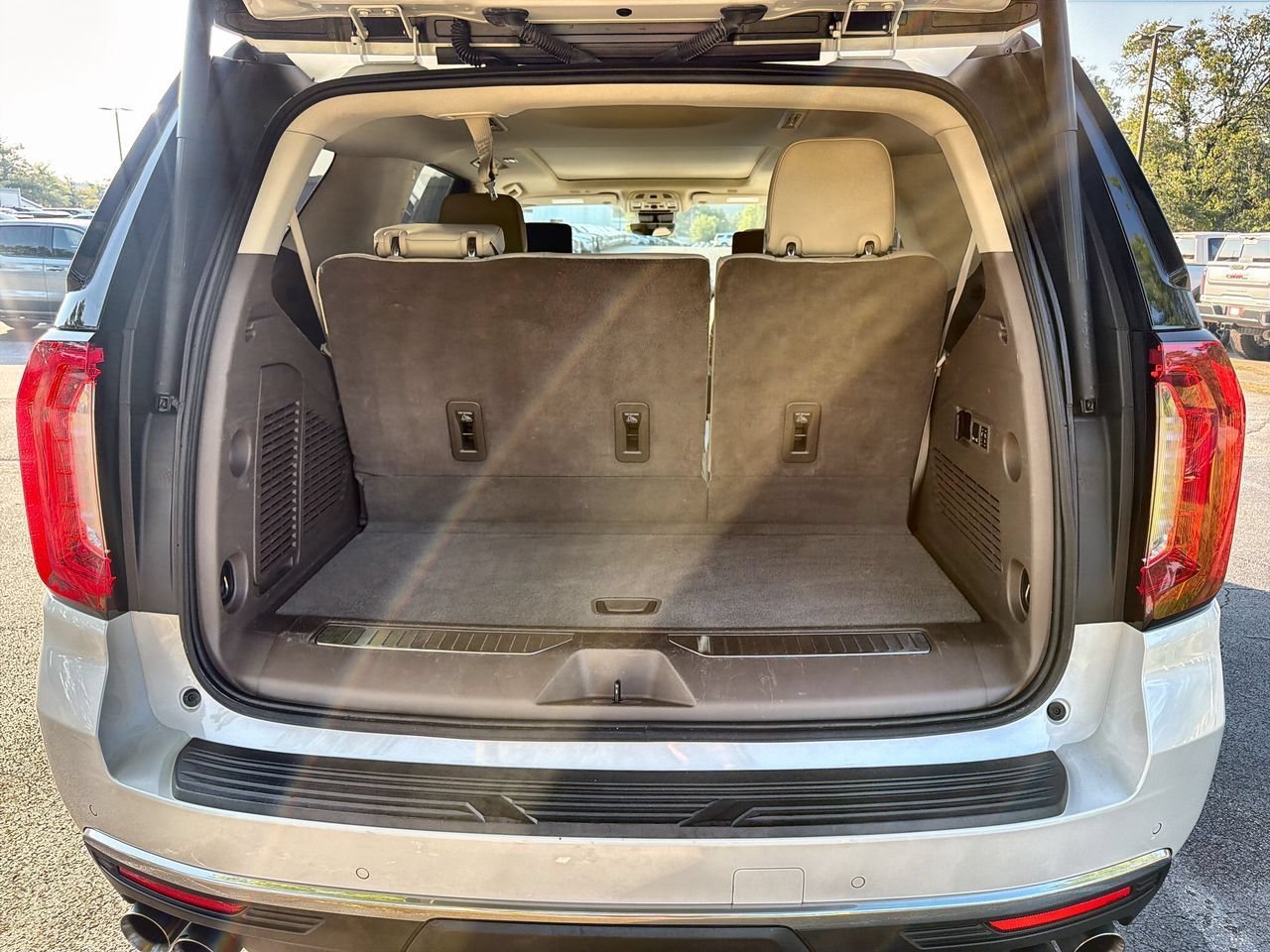 Used 2023 WHITE FROST TRICOAT GMC Denali image 21