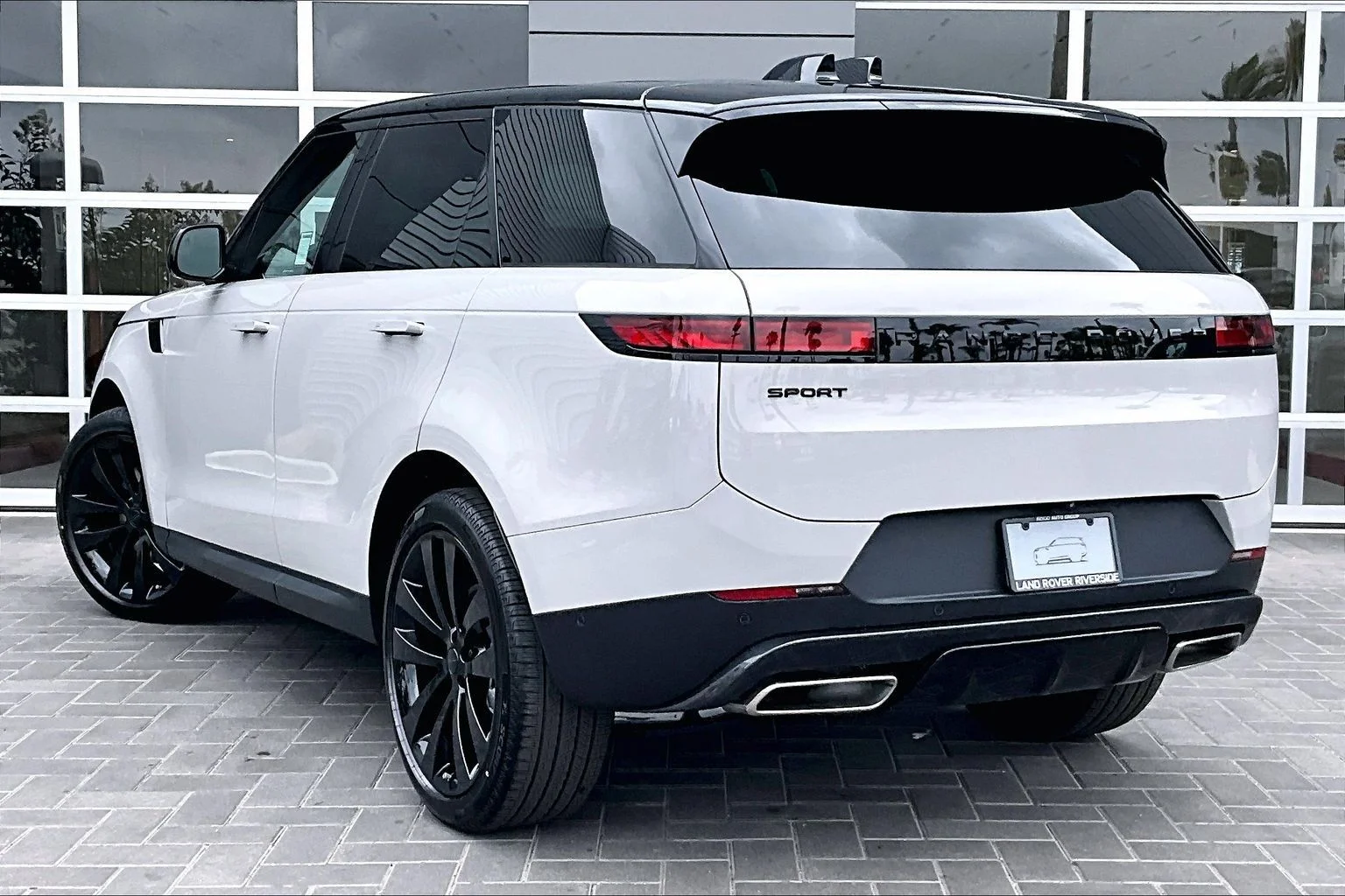 New 2026 Borasco Grey Land Rover SE image 3