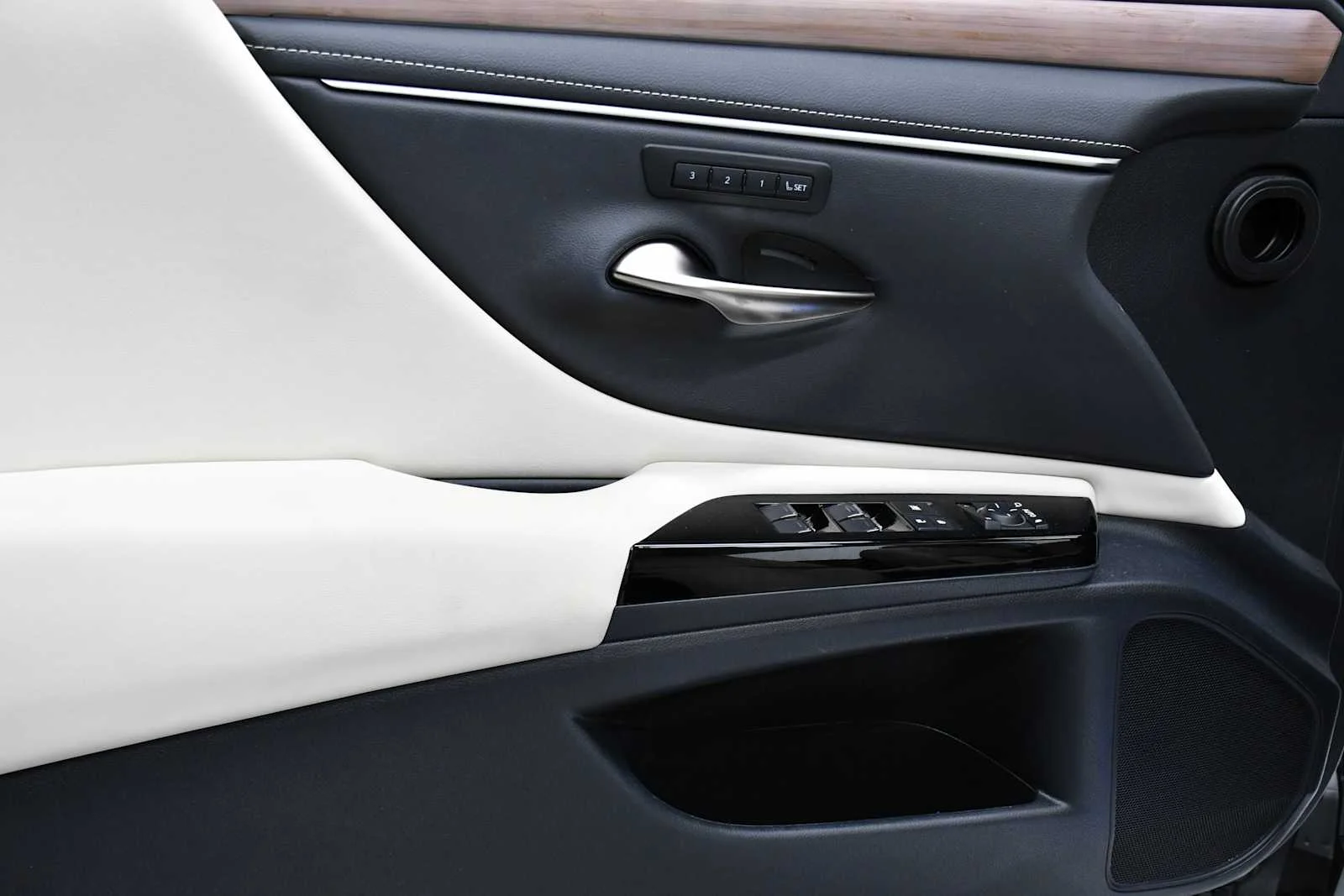 Used 2025 Eminent White Pearl Lexus Luxury image 12