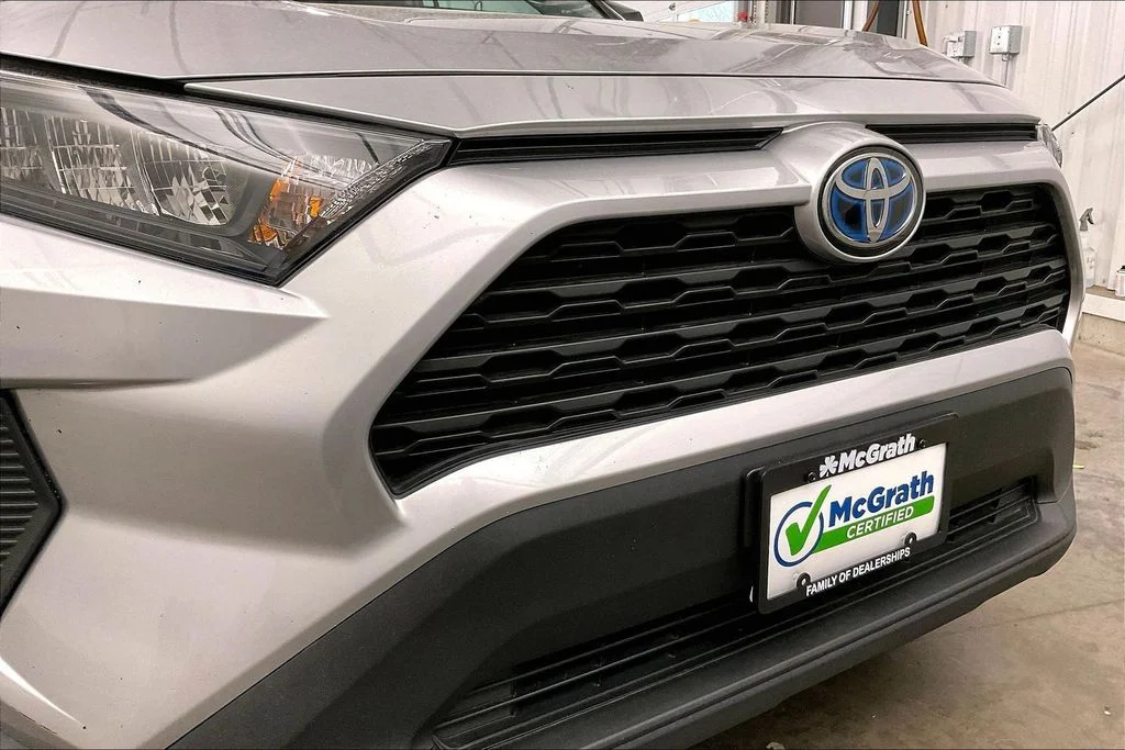 Used 2022 Silver Toyota LE image 32