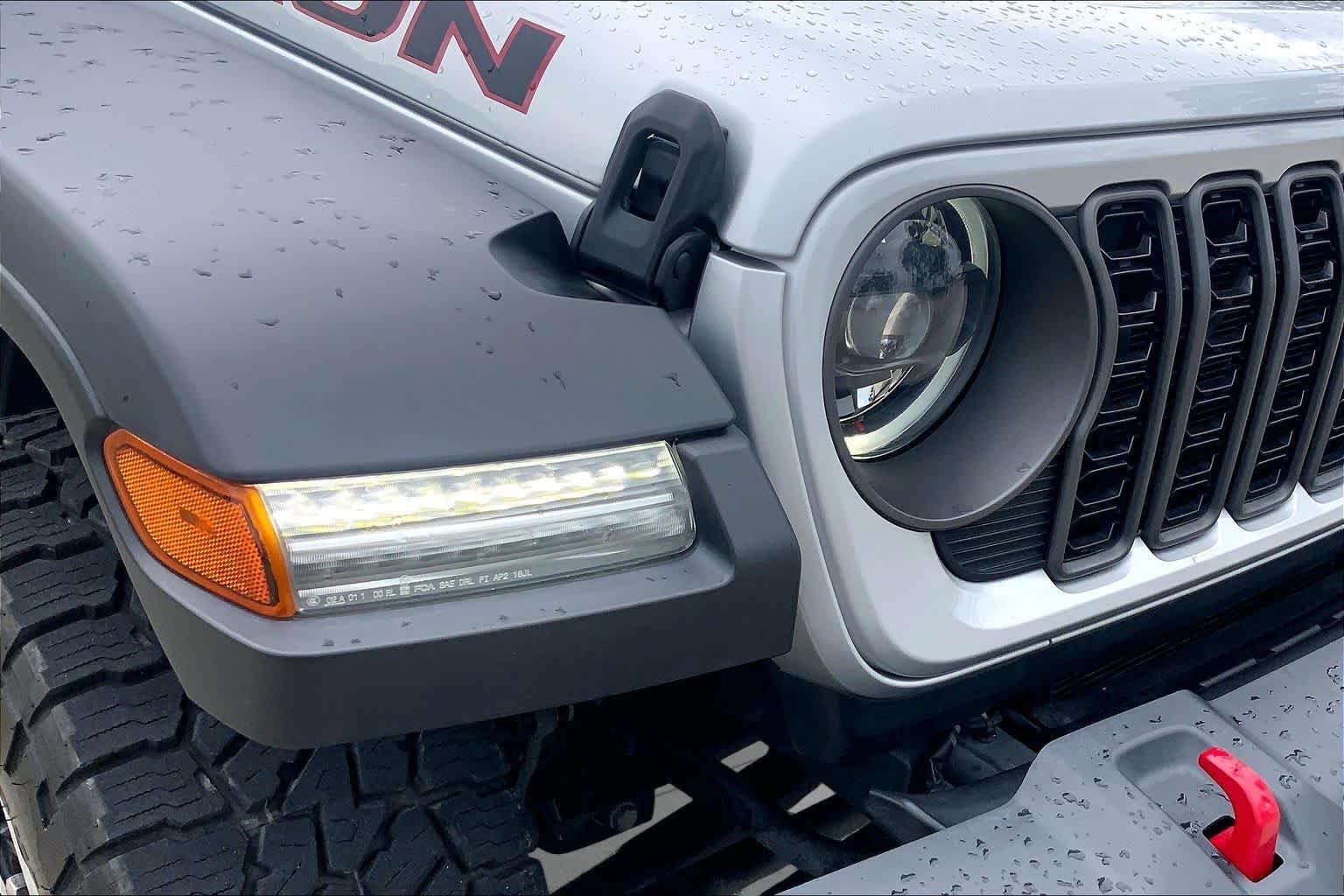 Used 2024 Silver Zynith Clearcoat Jeep Rubicon image 26