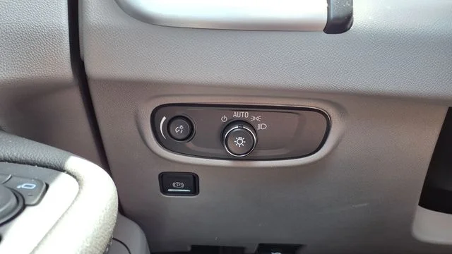 Used 2023 White GMC SLE image 29