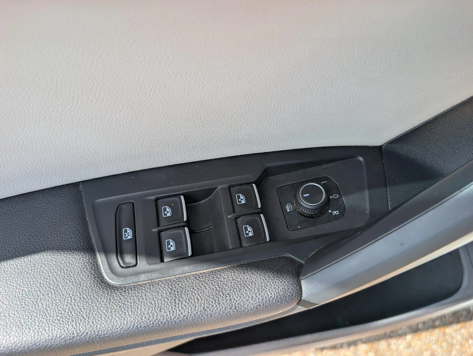 Used 2019 Pure White Volkswagen SEL image 32