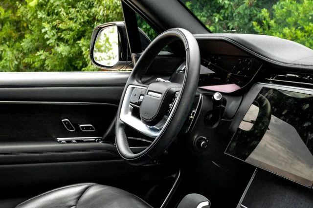 Used 2024 White Land Rover SE image 23