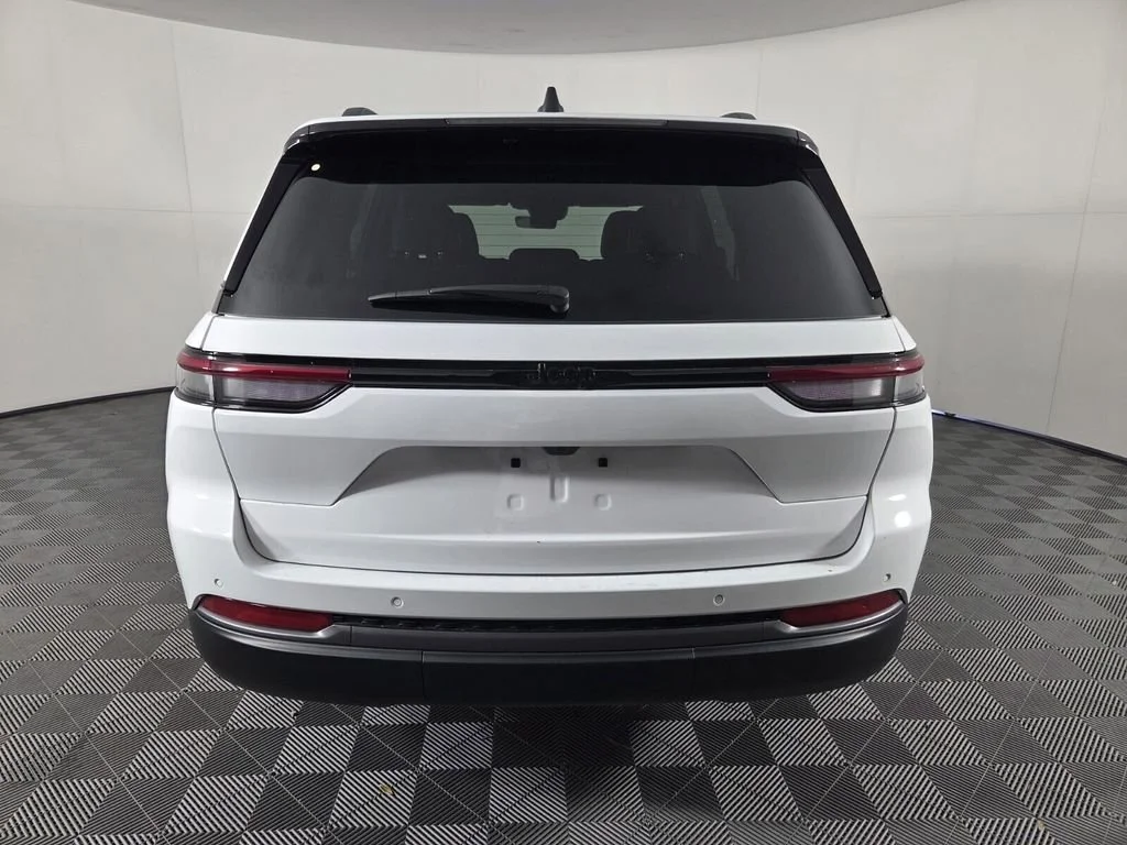 New 2026 Bright White Clear-Coat Exterior Paint Jeep Laredo Altitude image 5